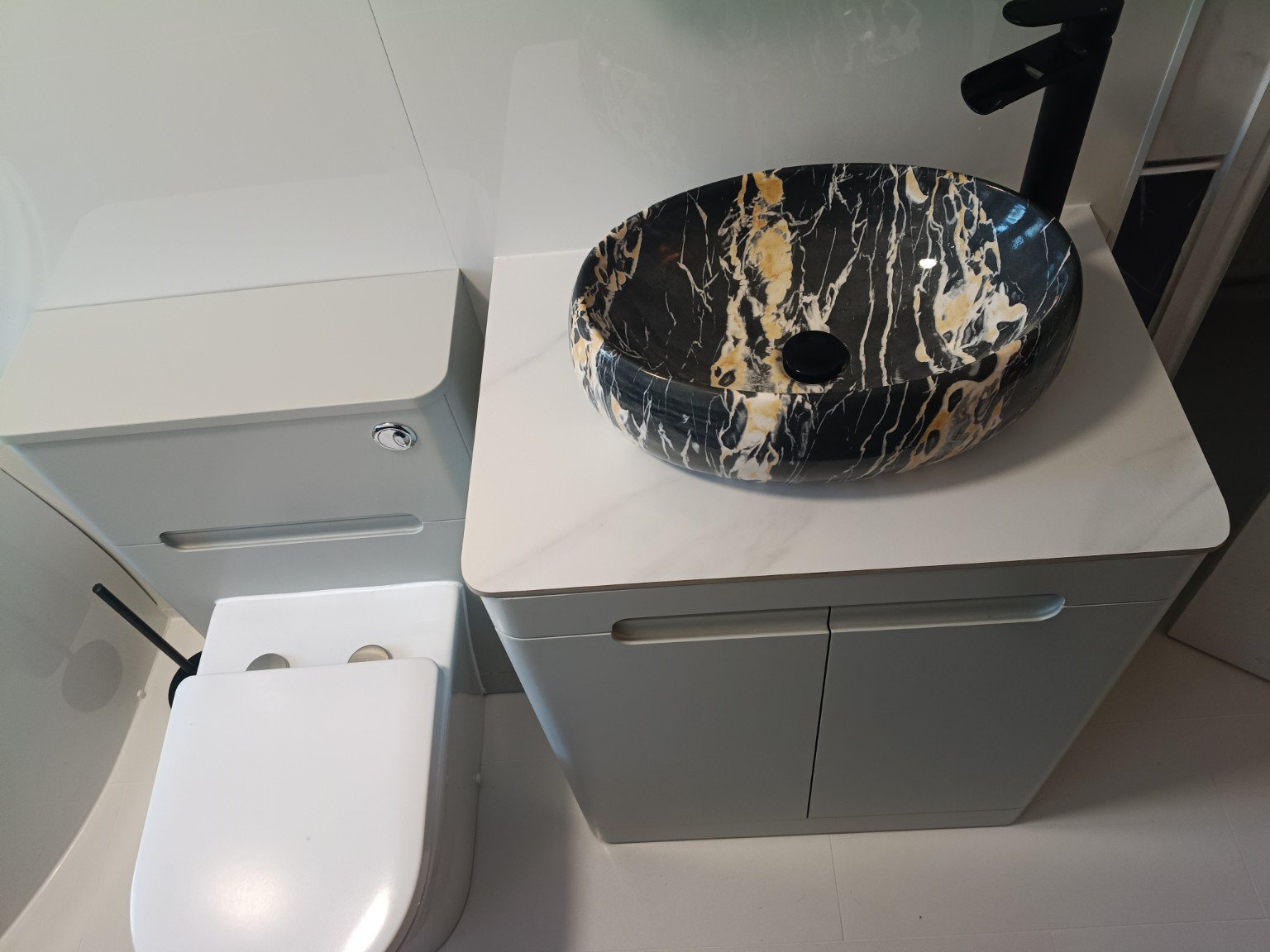 Modern bathroom basin and vanity